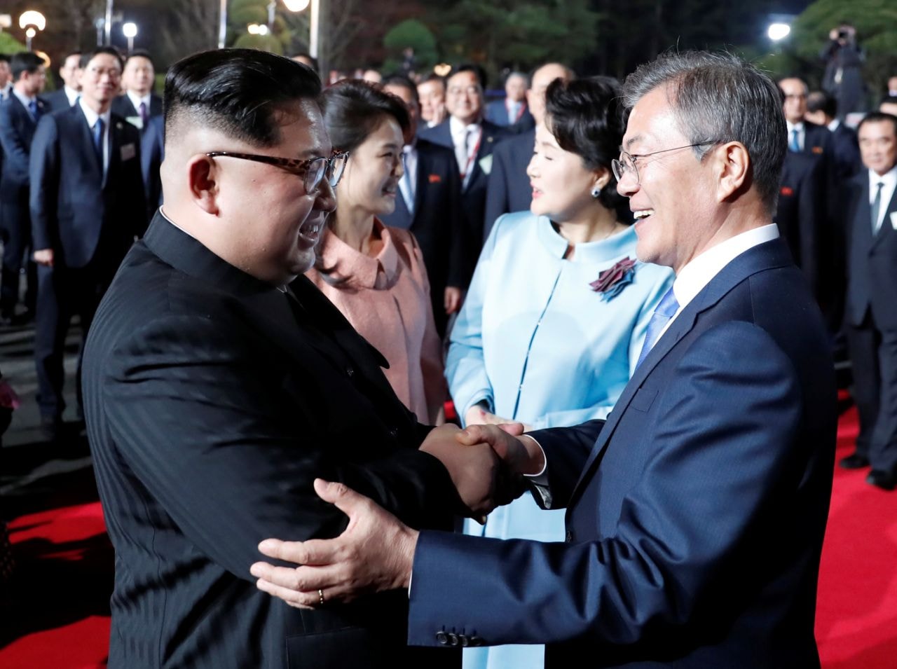 Nhà lãnh đạo Triều Tiên Kim Jong-un và Tổng thống Hàn Quốc Moon Jae-in đã cam kết thực hiện mục tiêu phi hạt nhân hóa trên bán đảo Triều Tiên và sớm ký một hiệp ước hòa bình.