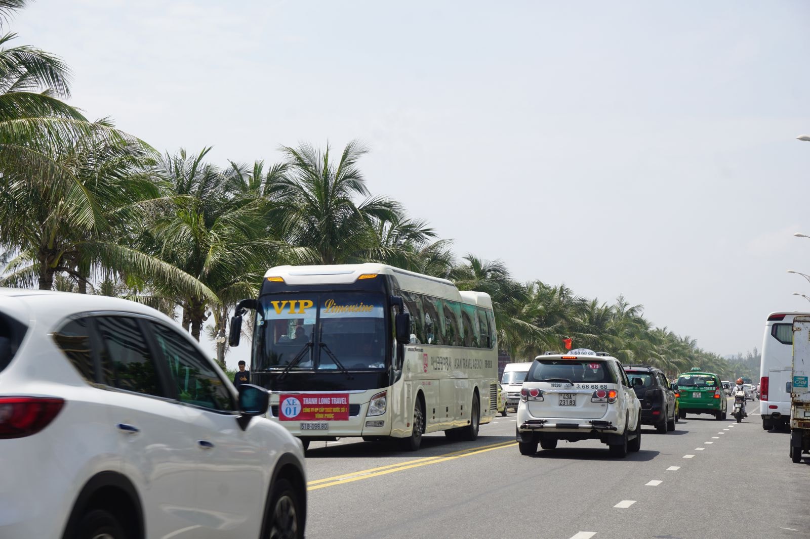 Dòng người xe lưu thông vô cùng nhộn nhịp trên tuyến Đà Nẵng – Hội An