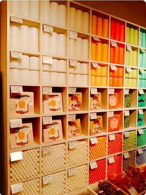 Trong không gian cửa hàng rộng 200-300m², các quầy hàng được sắp xếp uốn lượn như mê cung