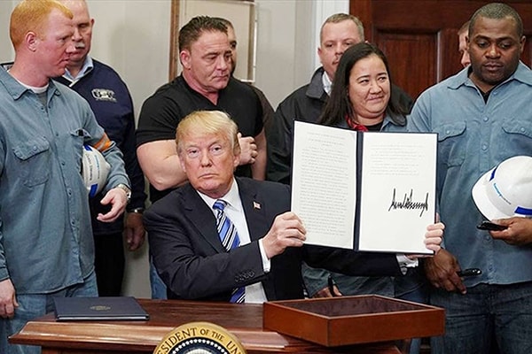 p/Tổng thống Mỹ Donald Trump vừa quyết định lùi thời hạn áp thuế thép và nhôm đối với EU đến ngày 1/6/2018. (Tổng thống Donald Trump công bố sắc lệnh tăng thuế thép và nhôm nhập khẩu vào nước Mỹ.p/ẢNH: REUTERS)