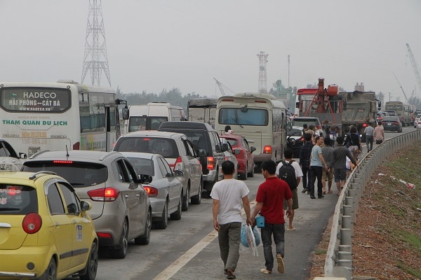 Lúc cao điểm, hàng xe nối dài khoảng 3 – 4km, từ bến phà Gót kéo dài đến tận khu vực Nhà máy sản xuất ô tô Vinfast.