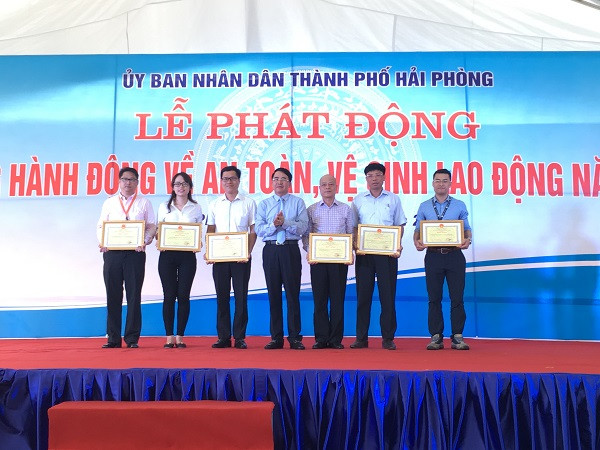 Ông Lê Khắc Nam - PCT thường trực UBND TP Hải Phòng trao bằng khen cho các doanh nghiệp có thành tích xuất sắc