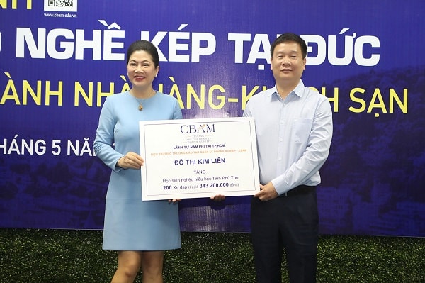 Bà Đỗ Thị Kim Liên-Hiệu trưởng Trường CBAM trao tặng từ thiện trong chương trình