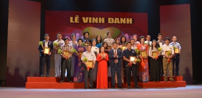 Các đại biểu chụp ảnh lưu niệm tại Lễ “Vinh danh Doanh nhân nhân ái” lần thứ nhất – 2018