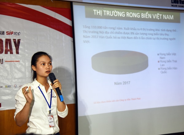 Đại diện startup Vinarongbien lên thuyết trình dự án. 