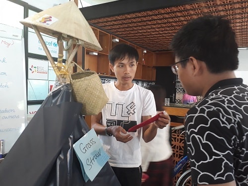 Lê Văn Tiến (trái) giới thiệu cho khách hàng về các sản phẩm thiên nhiên của mình tại một sự kiện của Fablab Saigon tổ chức tại SIHUB. Ảnh: Hà Thế An.