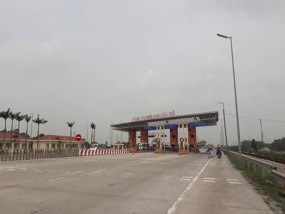 Trạm thu phí phía Nam Cầu Giẽ. Ảnh Diễn Đàn Doanh Nghiệp.