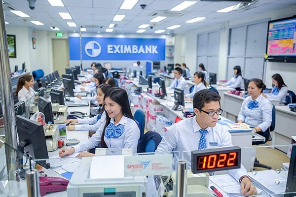 p/Từ ngày 2/5, Eximbank bắt đầu áp dụng biểu lãi suất cho vay mới đối với các khoản vay mua nhà, đất tăng thêm 1%/năm so với trước, lên mức 11%/năm.p/Ảnh: S.T