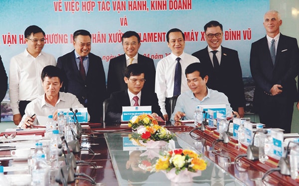 p/Chủ tịch HĐQT kiêm Tổng giám đốc PVTEX Đào Văn Ngọc ký thỏa thuận khung tiêu thụ sản phẩm sợi DTY với Công ty CP Thương mại Dệt may Tín Thành và Công ty TNHH Vân Nam.