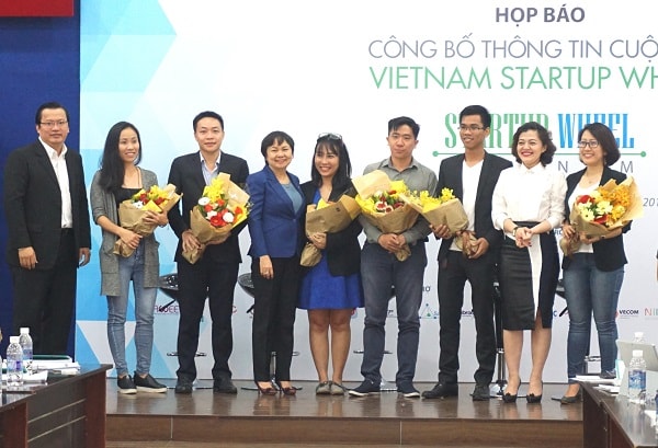 Ban tổ chức và Ban giám khảo tặng hoa chúc mừng các CEO Startups của Vietnam Startup Wheel 2016 và 2017