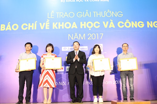 Bộ trưởng Chu Ngọc Anh trao bằng khen cho các tác giả đạt giải Nhất