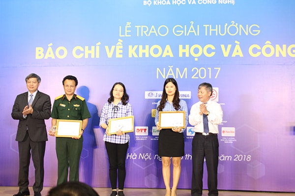 Một số tác giả đoạt giải Ba giải Báo chí Khoa học và Công nghệ 2017.