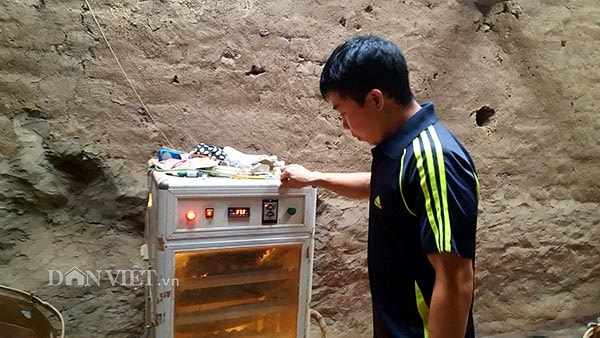 Anh Nông Văn Pai bên chiếc máy ấp trứng gà của gia đình.