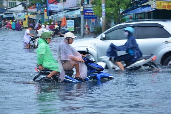 Sau mỗi trận mưa lớn, một số tuyến đường TP.HCM,