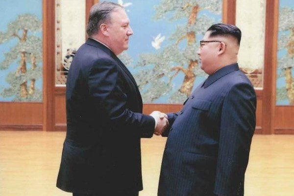 Ngoại trưởng Mỹ Mike Pompeo (trái) bắt tay nhà lãnh đạo Triều Tiên Kim Jong-un ở Bình Nhưỡng vào cuối tháng 4/2018. Ảnh: Nhà Trắng.