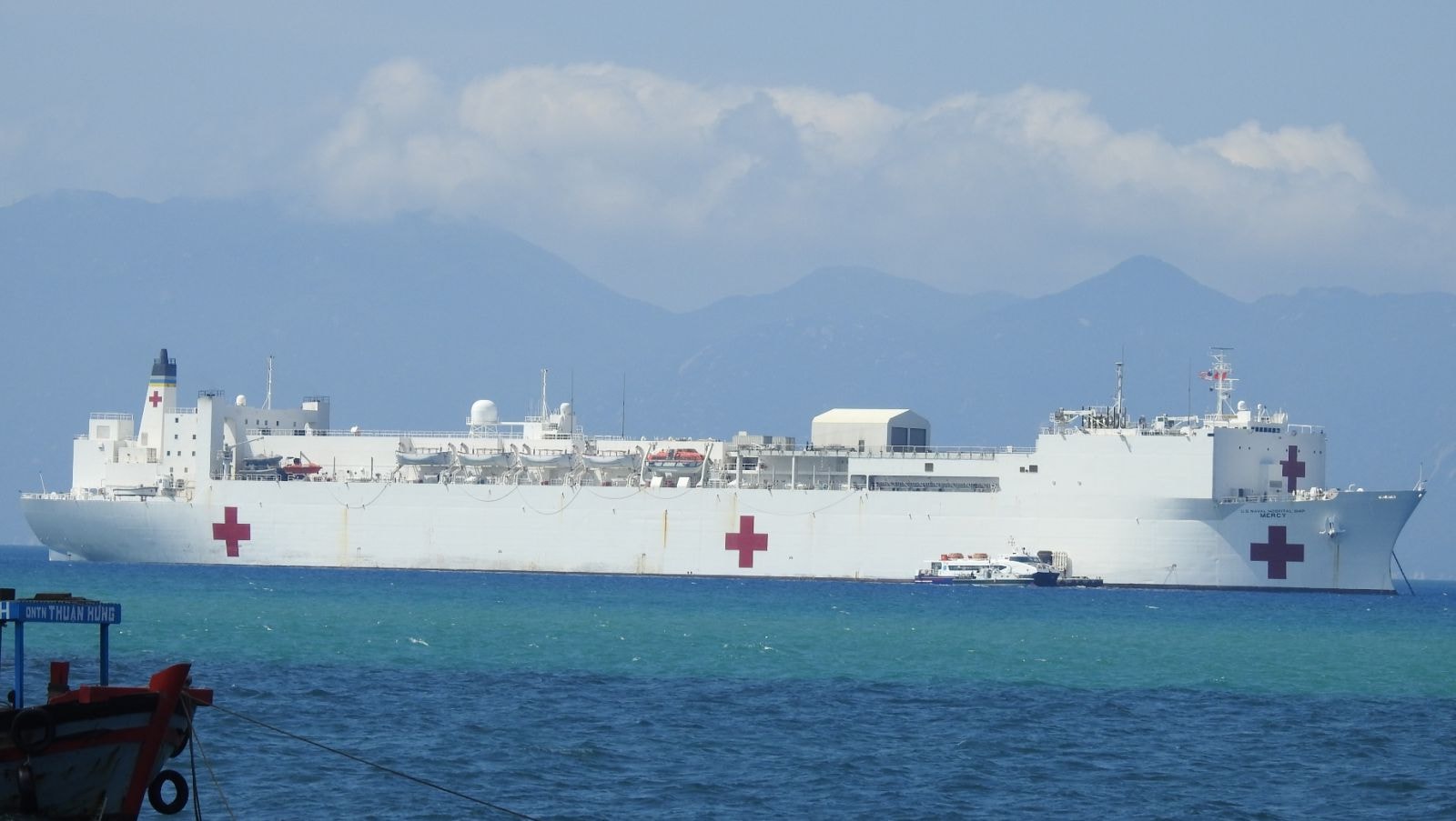 Tàu bệnh viện USNS Mercy (T-AH-19) neo đậu tại Cảng Nha Trang