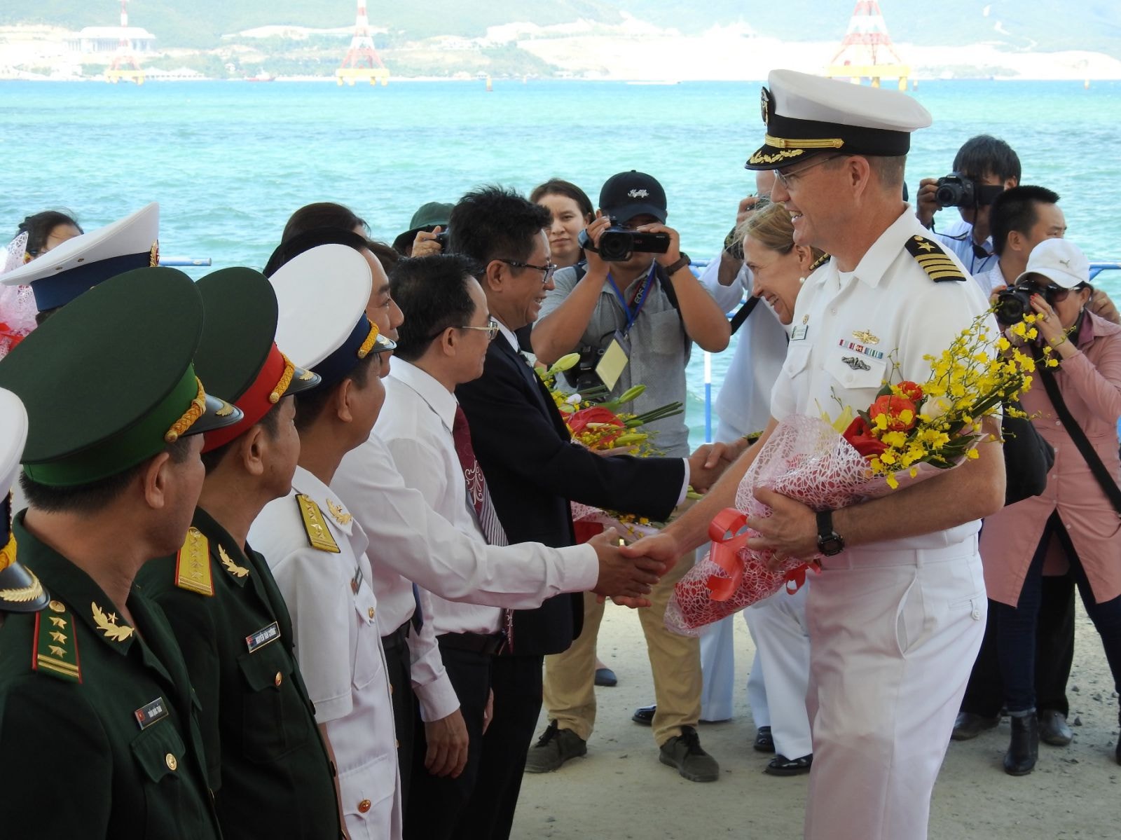 Lãnh đạo tỉnh Khánh Hòa tiếp đón đoàn bằng những bó hoa tươi thắm