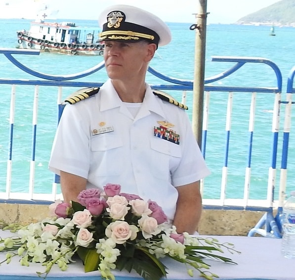 Đại tá Peter Roberts, Chỉ huy trưởng tàu USNS Mercy 