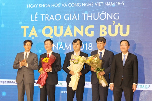 Phó Thủ tướng Vũ Đức Đam, Bộ trưởng Chu Ngọc Anh cùng 3 nhà khoa học đạt giải thưởng Tạ Quang Bửu năm 2018