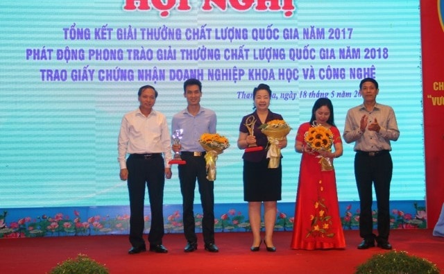 Đồng chí, Trần văn QUang trao Cúp và hoa cho 3 doanh nghiệp đạt GTCLQG.br class=