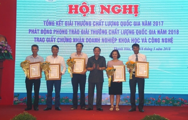 Đại diện lãnh đạo Sở KH&CN trao giấy chứng nhận doanh nghiệp KH&CN cho 5 doanh nghiệp