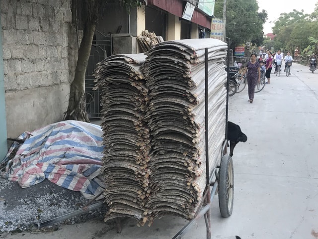 Tại làng nghề bánh đa nem này, người dân vẫn thường phơi ngay ngoài đường nhiều bụi bặm