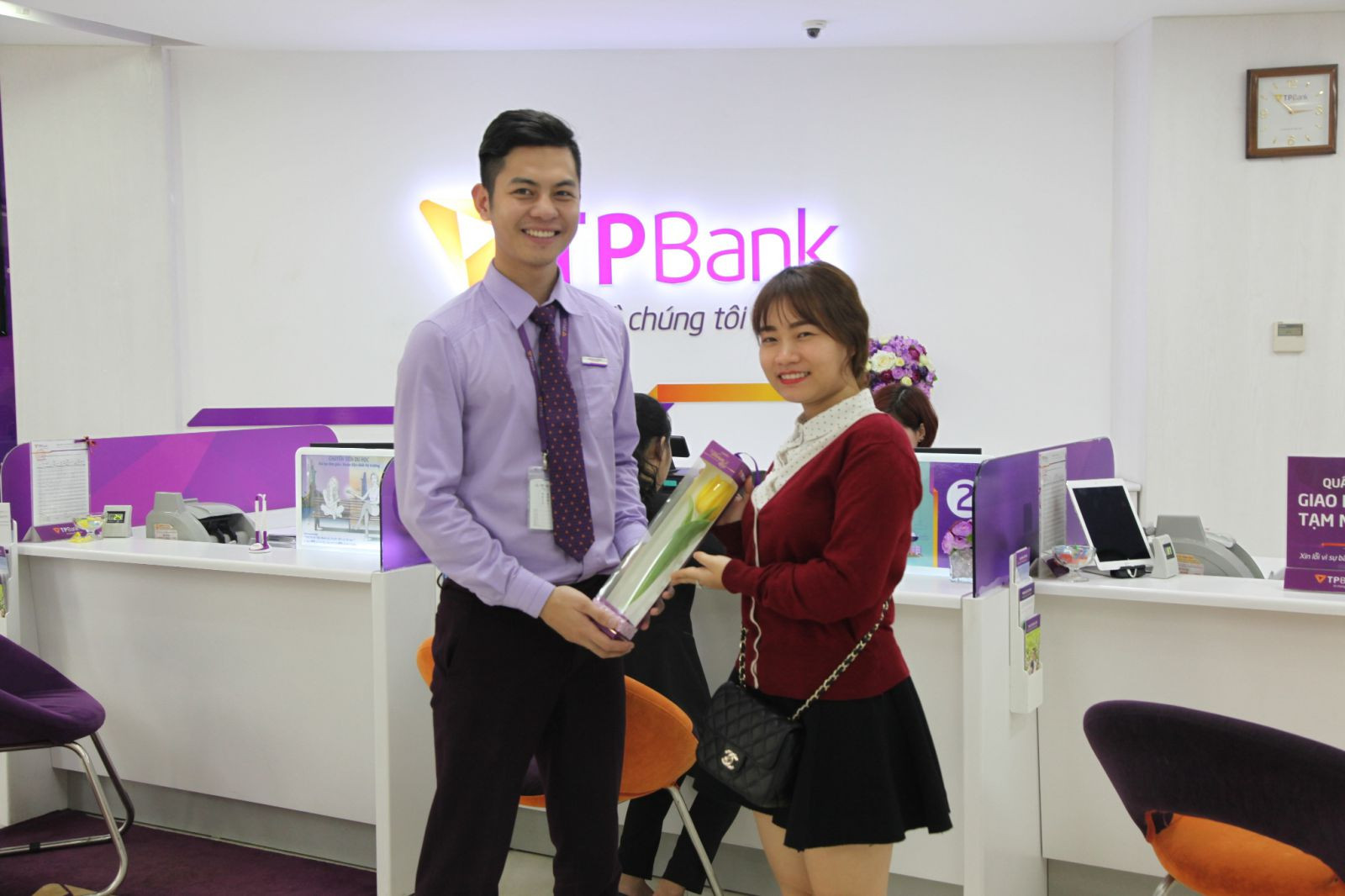 Khách hàng nữ được nhận quà khi giao dịch tại TPBank vào ngày 8-3