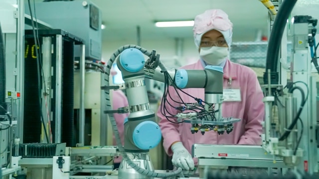 UR cobots, được thiết kế với một hệ thống an toàn được cấp bằng sáng chế, cho phép nhân viên làm việc ở gần nhau mà không cần hàng rào an toàn (tùy thuộc vào đánh giá rủi ro).