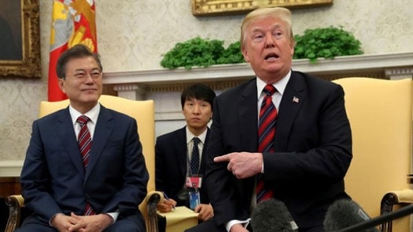 ổng thống Hàn Quốc Moon Jae-in (trái) và Tổng thống Mỹ Donald Trump tại Nhà Trắng ngày 22/5. Ảnh: Reuters.