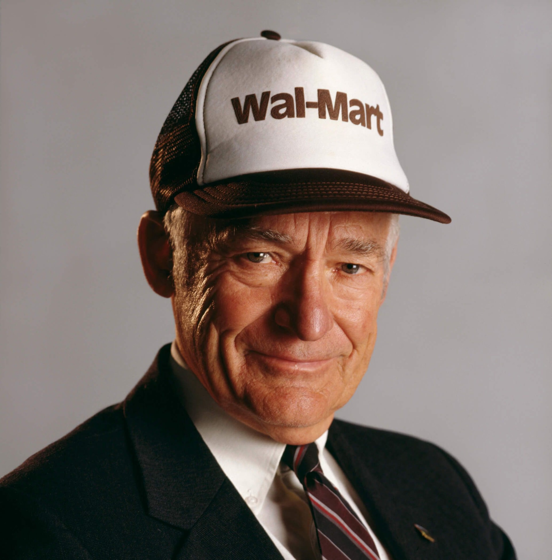 Với Sam Walton, mỗi lần Walmart giúp khách hàng tiết kiệm được 1 USD là đưa công ty đi trước một bước so với đối thủ