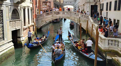 Dường như Venice được ví như là cung đường tình yêu cho các cặp đôi trên toàn thế giới. Dường như Venice được ví như là cung đường tình yêu cho các cặp đôi trên toàn thế giới.