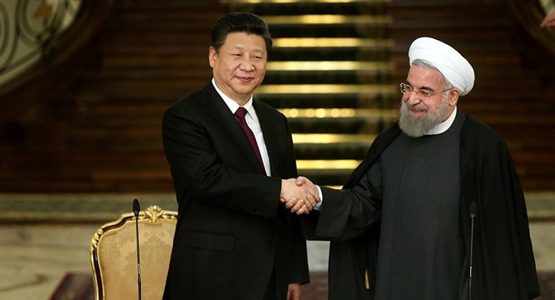 Nhà lãnh đạo Trung Quốc Tập Cận Bình và Tổng thống Iran Hassan Rouhani bắt tay nhau trong một cuộc họp hồi năm ngoái.