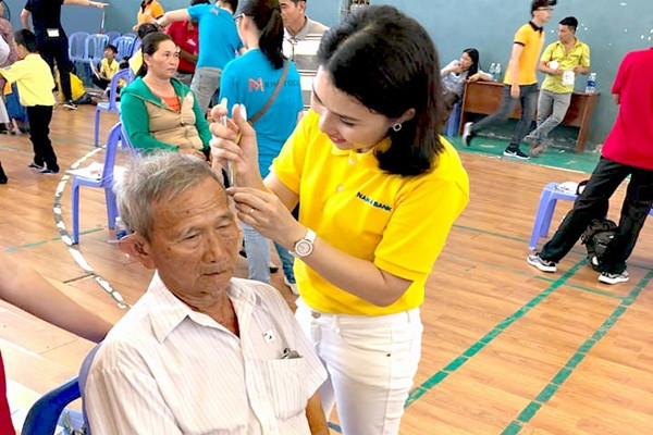 Bà Nguyễn Thị Thanh Đào – Giám đốc Nam A Bank khu vực Miền Trung và Tây Nguyên cùng Hoa hậu H’hen Niê - Đại sứ nhân ái Nam A Bank tặng máy trợ thính tại trường Đại học Nha Trang