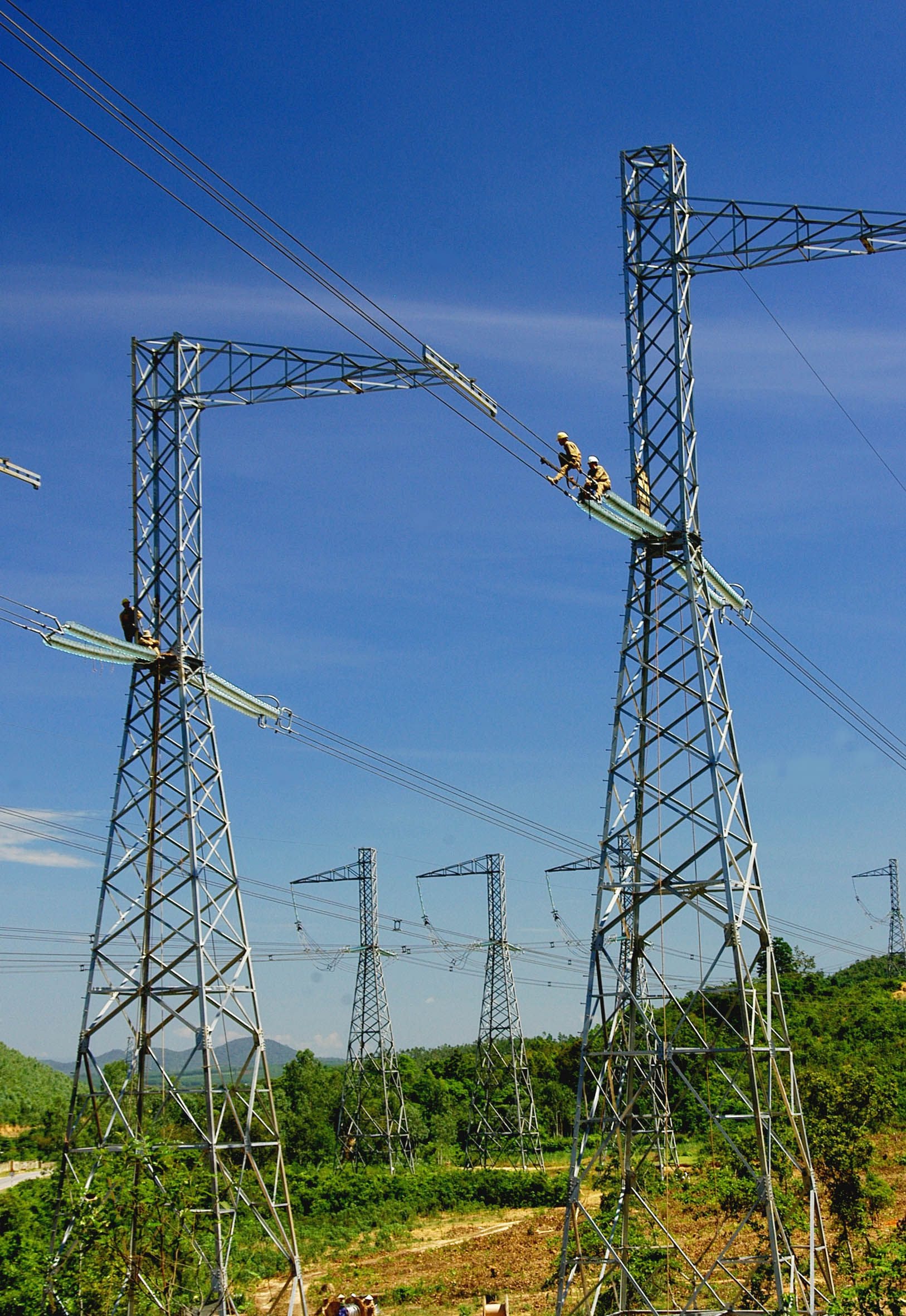 hệ thống truyền tải điện 500 kV là trục xương sống của lưới điện quốc gia