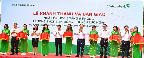 p/Các đại biểu cắt băng khánh thành Nhà lớp học 2 tầng 6 phòng của Trường THSC Biển Động