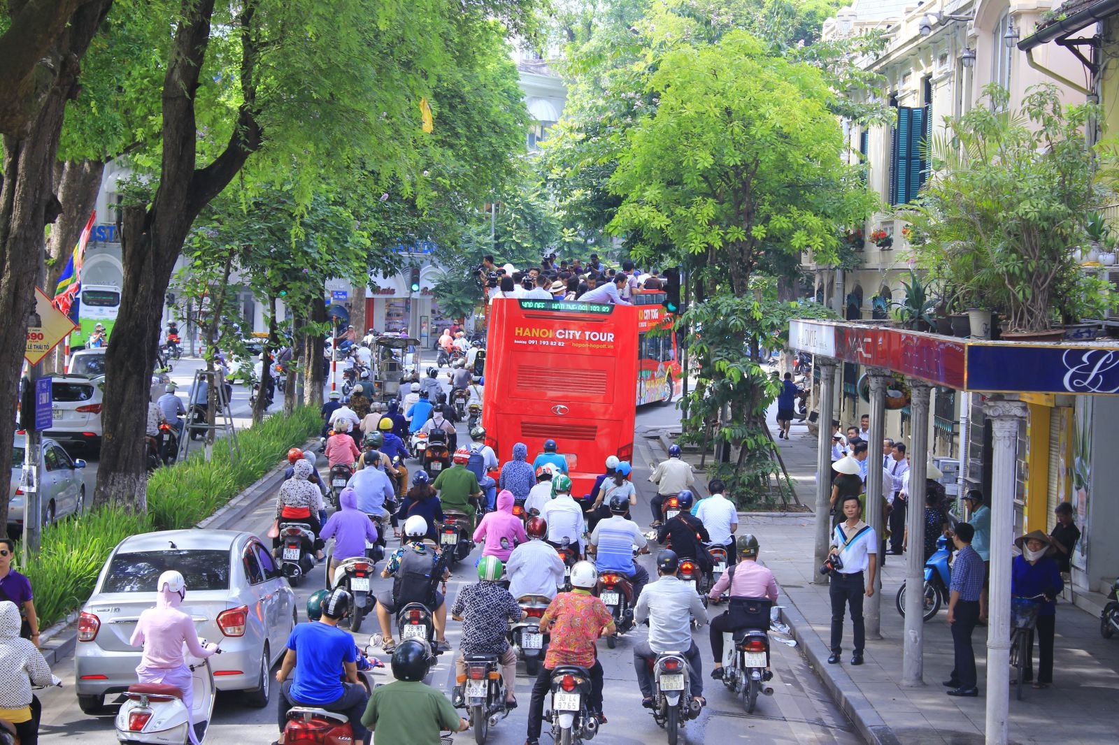 Xe thu hút được sự chú ý của người dân.