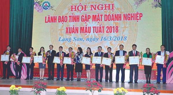  Ông Phạm Ngọc Thưởng, Chủ tịch UBND tỉnh Lạng Sơn trao Bằng khen cho các doanh nghiệp.