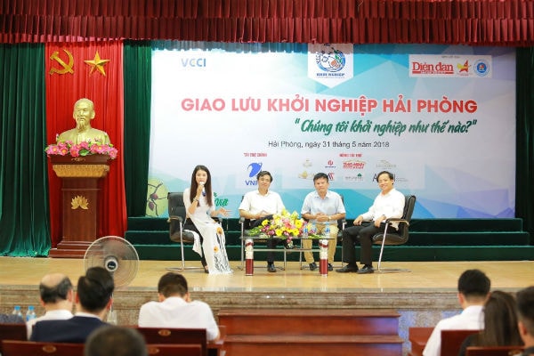 Buổi giao lưu, trao đổi trực tiếp giữa các doanh nhân thành đạt với sinh viên