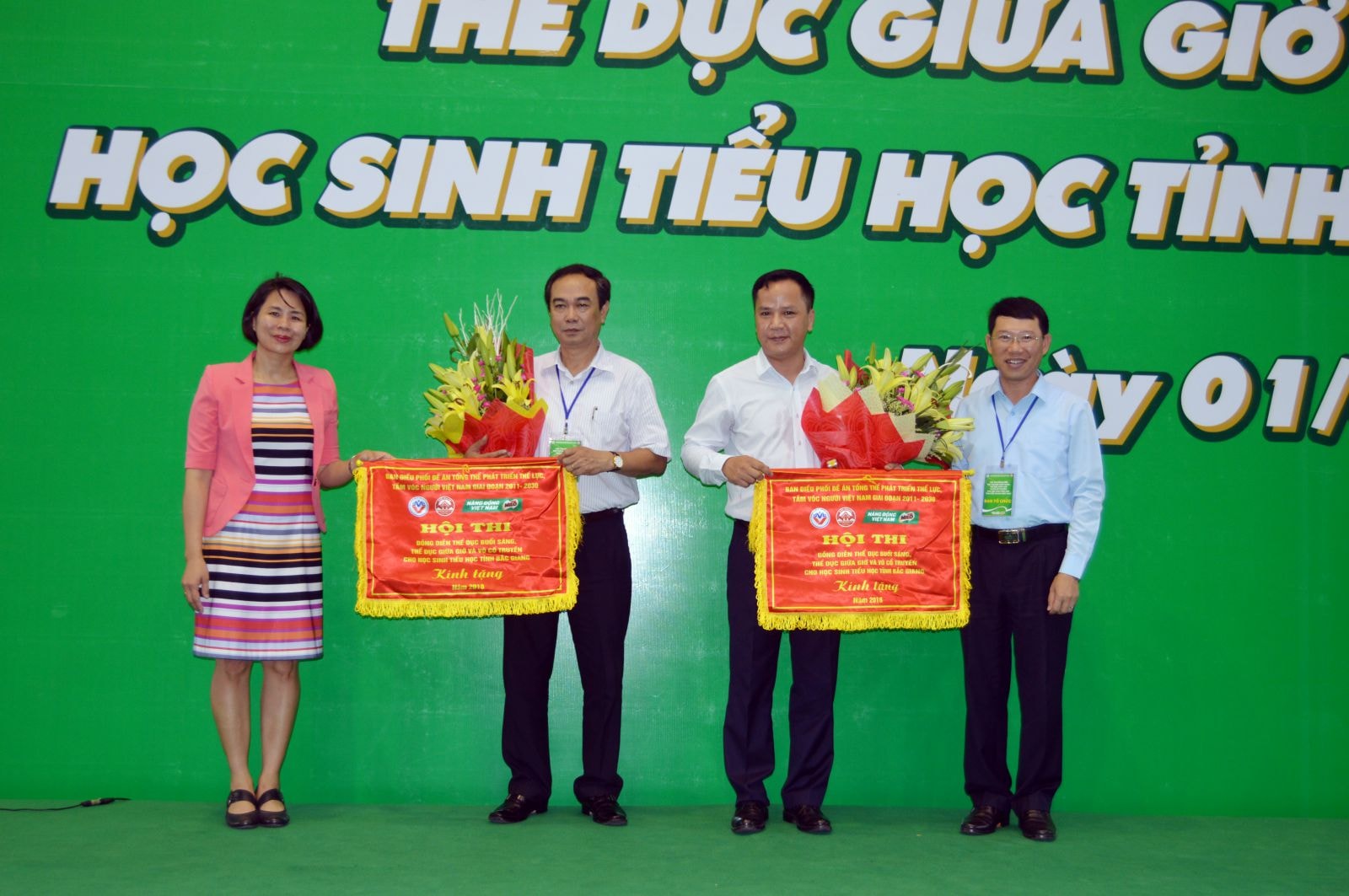 Ông Lê Ánh Dương-Phó Chủ tịch tỉnh Bắc Giang trao cờ