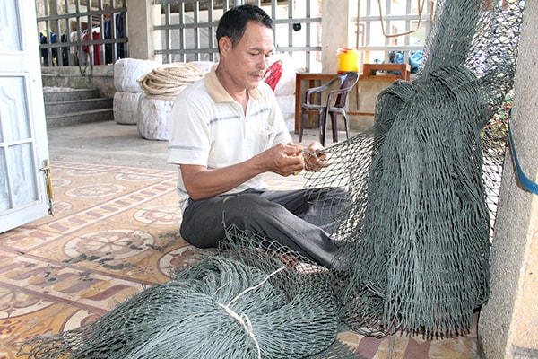 p/Ngư dân Trần Văn Liên lâm cảnh khốn cùng kể từ khi tham gia vay vốn đóng tàu 67. Tàu hỏng, các công ty đổ lỗi cho nhau, ông Liên phải kiện ra tòa nhưng sau 3 năm vẫn chưa đòi được công lý và phải đi làm thuê kiếm sống