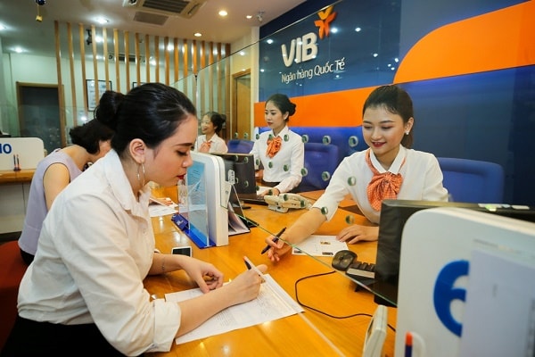 Nhân viên VIB đang tư vấn khách hàng mở thẻ tín dụng