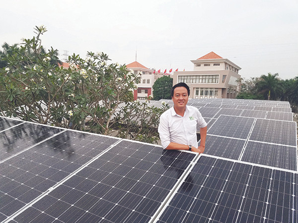 Hệ thống điện gió và điện mặt trời đặt trên mái nhà tại trụ sở Công ty Vietnam Eco-Solution (VES) của doanh nhân Andy Nguyễn cũng là dự án năng lượng tái tạo nối lưới đầu tiên tại Việt Nam. 