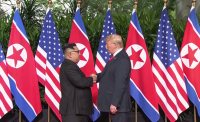 Tổng thống Trump và Nhà lãnh đạo Kim Jong-un chính thức gặp mặt