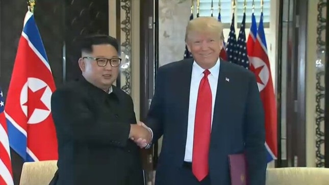 Ông Trump và ông Kim bắt tay nhau sau khi ký kết văn kiện.