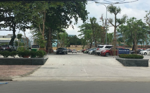Bãi đỗ xe có khuôn viên rộng rãi, cây xanh phủ bóng