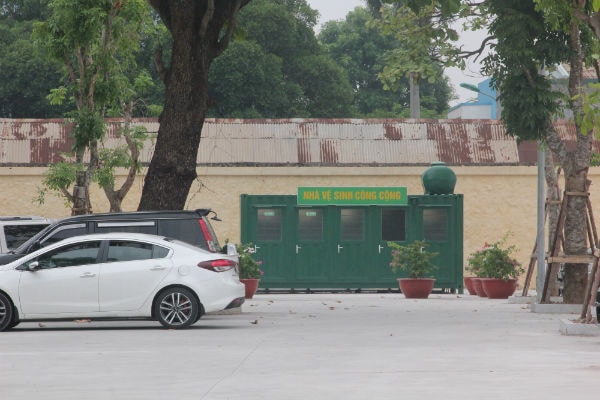 Trong bãi đỗ còn có nhà vệ sinh công cộng sạch đẹp.