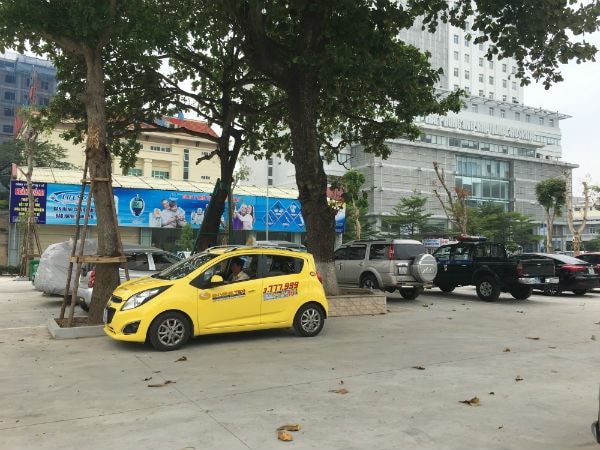 Nơi đây còn là điểm đỗ lí tưởng của nhiều tài xế taxi tránh nắng, nghỉ ngơi
