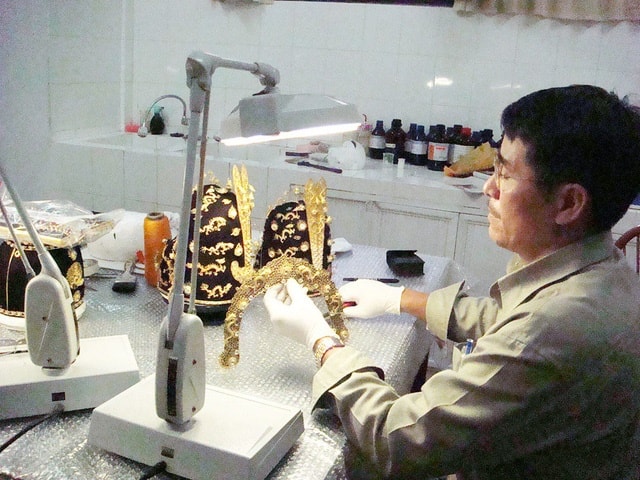 Ông Lộc say mê với những chi tiết được ông phục hồi trên mũ quan võ thời chúa Nguyễn