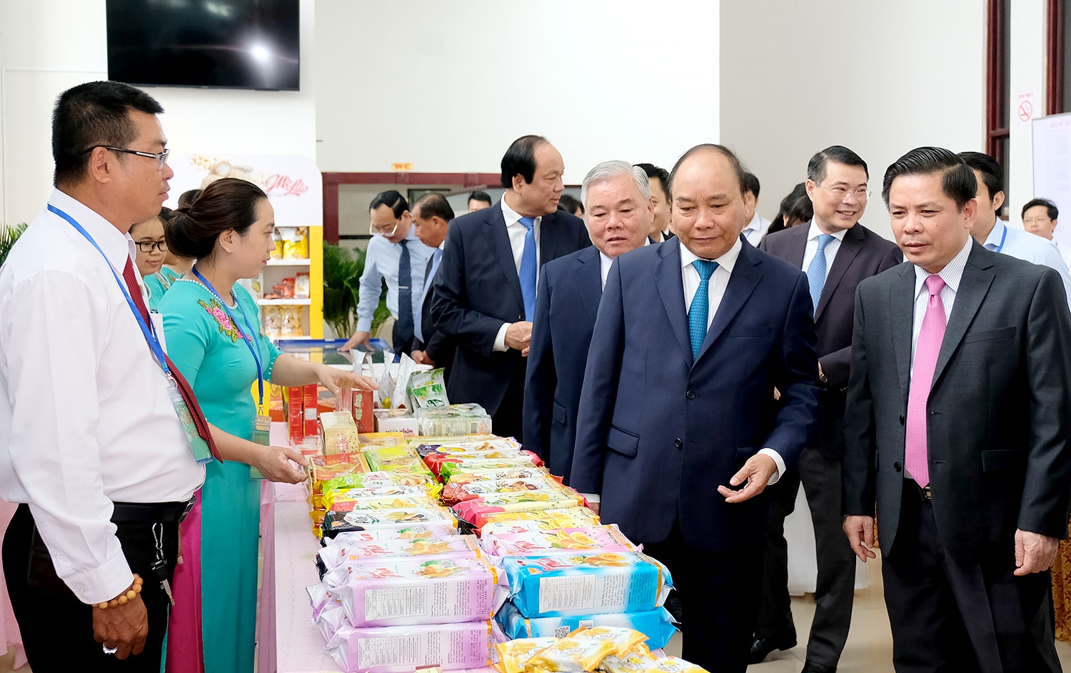 Thủ tướng tham quan các sản phẩm của tỉnh - Ảnh: VGP