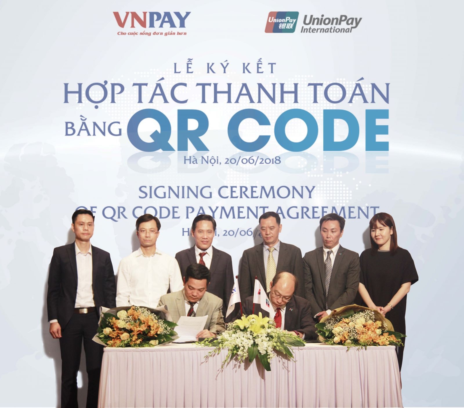 Hình thức thanh toán QR Pay cho phép khách hàng dùng ứng dụng di động của các ngân hàng quét mã QR để thực hiện thanh toán nhanh các giao dịch mua sắm hàng hóa, dịch vụ.